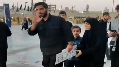  جمع آوری پلاکارد‌های زائرین در صحن حرم امام رضا(ع)