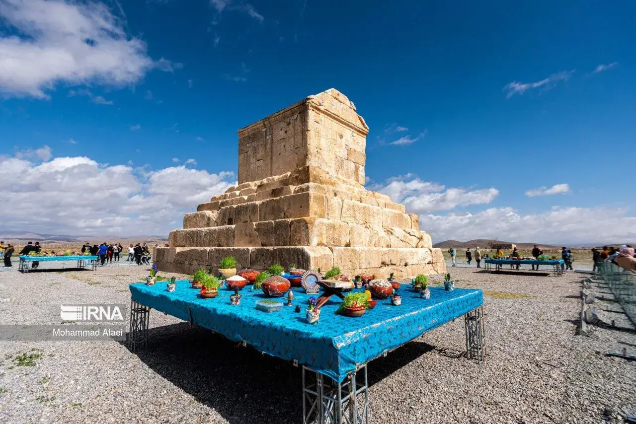  حضور گردشگران نوروزی در تخت جمشید و پاسارگاد