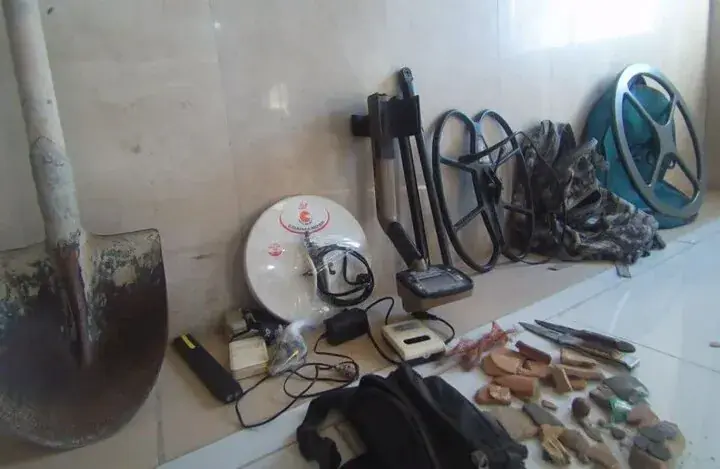 کشف سکه و سفالینه از سه حفار غیرمجاز در مهدیشهر
