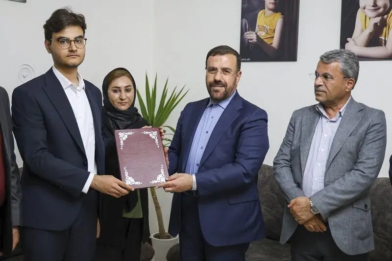 تجلیل استاندار فارس از دارنده مدال طلای المپیاد جهانی هوش مصنوعی