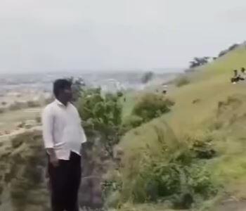 سقوط هولناک یک خانواده هندی در دره بهخاطر آیفون ۱۵! | آخرین خبر