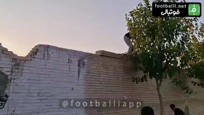 هوادار نوجوان استقلال بالای دیوار ورزشگاه گیر افتاد!