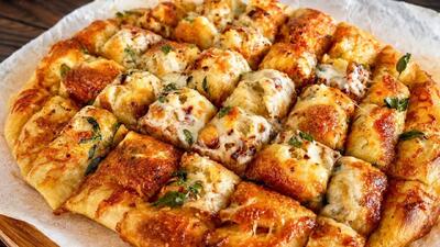  طرز تهیه نان سیر پنیری کش دار؛ دستور ساده و خوشمزه