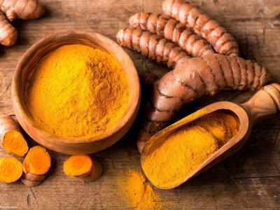 ۳ ماسک خانگی با زردچوبه برای پوست؛ دستور تهیه و فواید آنها