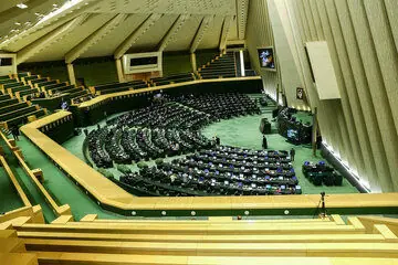 انتقاد صریح روزنامه اصولگرا از مجلس دوازدهم/ قانونگذاری پنهانی در اتاقهای دربسته، زنگ خطر بزرگتری را به صدا درمیآورد/ قانون جنجالی ساترا چراغ خاموش دوباره در مجلس به جریان افتاده