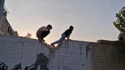 حرکت خطرناک برخی هواداران برای ورود به ورزشگاه شهر قدس