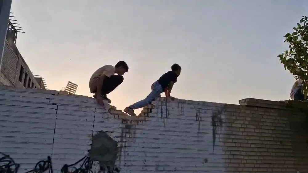 حرکت خطرناک برخی هواداران برای ورود به ورزشگاه شهر قدس