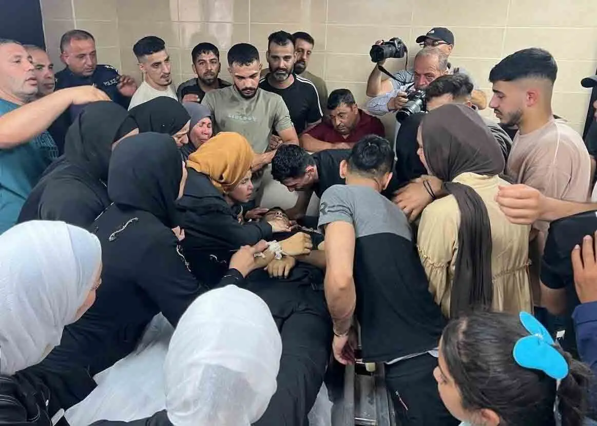  تصاویری از آخرین وداع یک خانواده فلسطینی با جسد فرزند شهیدشان
