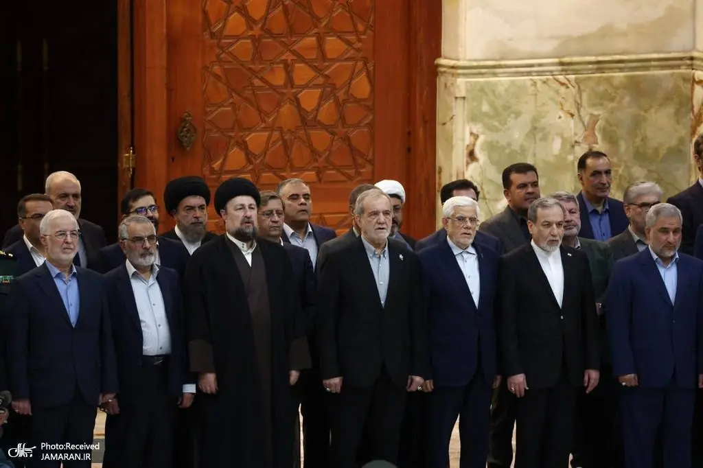  تجدید میثاق رئیس‌جمهور پزشکیان با آرمان‌های امام خمینی (س) در نخستین روز هفته دولت + عکس