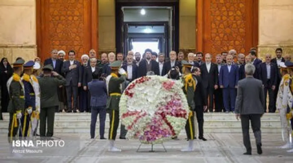 اعضای دولت چهاردهم در حرم امام خمینی/ فاتحه خوانی معاونان پزشکیان بر مراز آیت الله هاشمی رفسنجانی/ عراقچی همنشین سید حسن خمینی شد+ تصاویر - مردم سالاری آنلاین