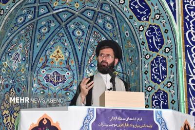 امام جمعه گرمسار: نگاه متوازن لازمه عبور از موانع توسعه است