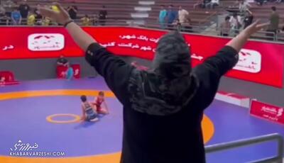 ویدیو| به وجد آمدن مادر کشتی گیر نونهال ایرانی در سالن - پارس فوتبال