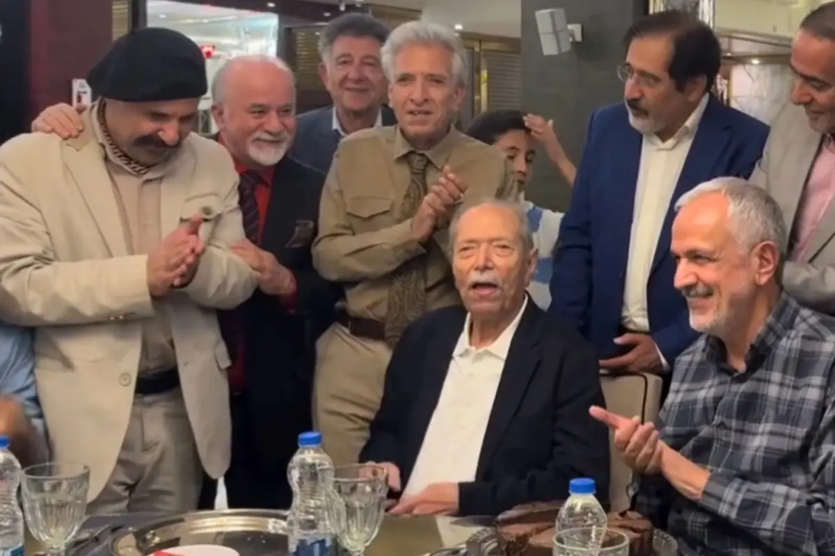 ویدئو| همخوانی «امشب شب مهتابه» با حضور علی نصیریان و چهرههای فرهنگی
