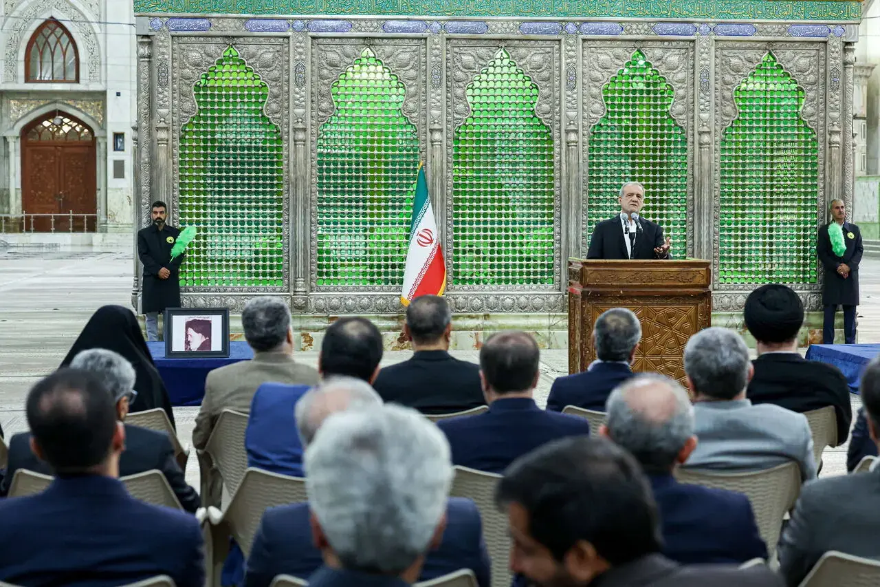 پزشکیان لب به گلایه گشود / کسانی که در حاشیه گود صرفا انتقاد میکنند، بدانند حرف زدن آسان است