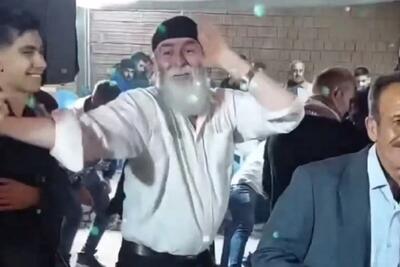  آواز شاد / پیرمرد شادان در مجلس عروسی با رقص جوان تر از سنش همه را به تعجب واداشت