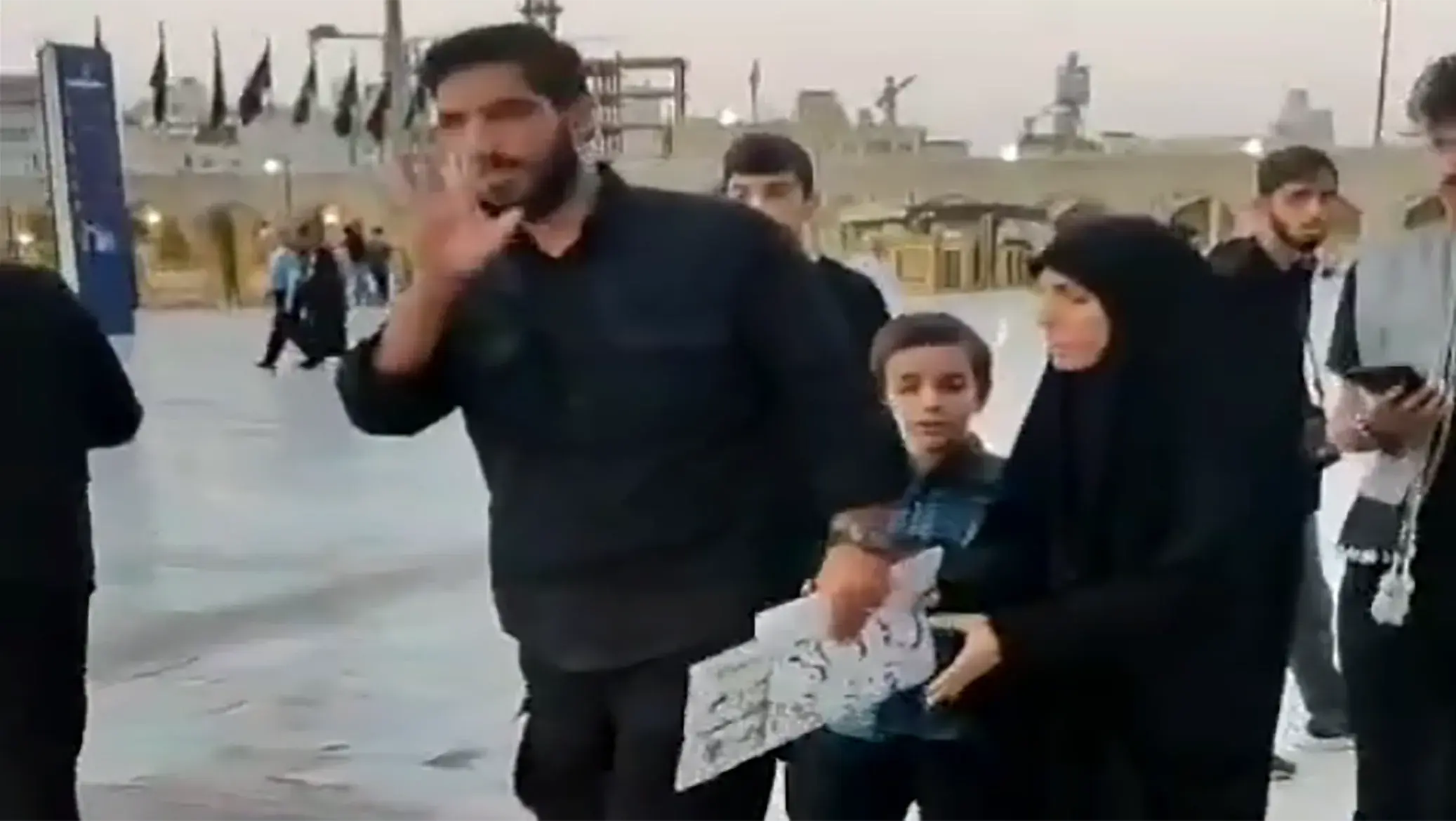 جمع آوری پلاکاردهای سوپرانقلابیها در حرم امام رضا