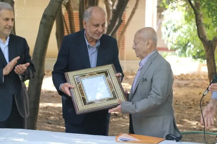 بنیاد نخبگان فارس از چهره ماندگار اورولوژی کشور قدردانی کرد - تسنیم