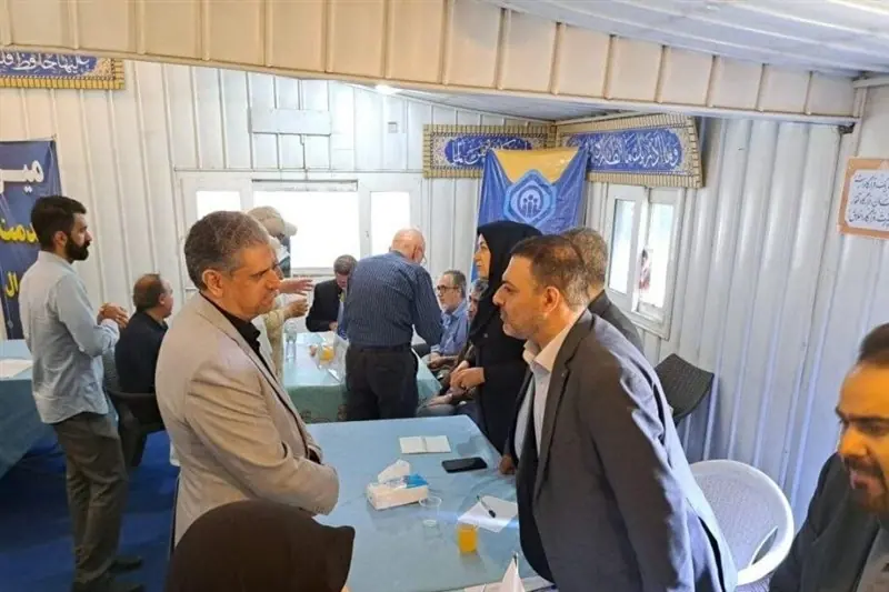 برپایی میز خدمت بانک ایران زمین در نماز جمعه تهران - تسنیم