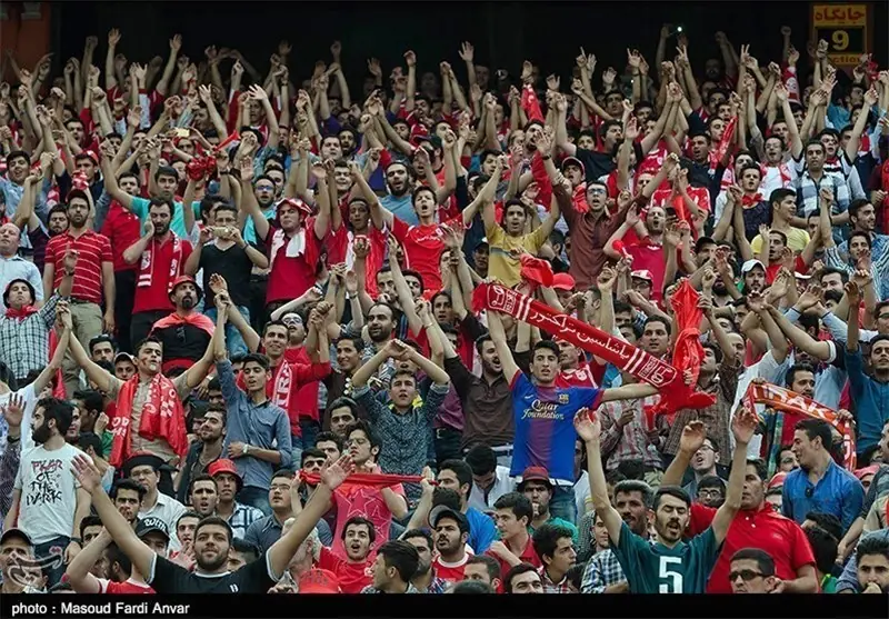 تجمع شبانه هواداران تراکتور مقابل هتل پرسپولیس در تبریز - تسنیم