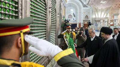 تجدید میثاق رئیس جمهور با آرمانهای امام راحل/ پزشکیان: تلاش میکنیم خدمتگزار مردم باشیم