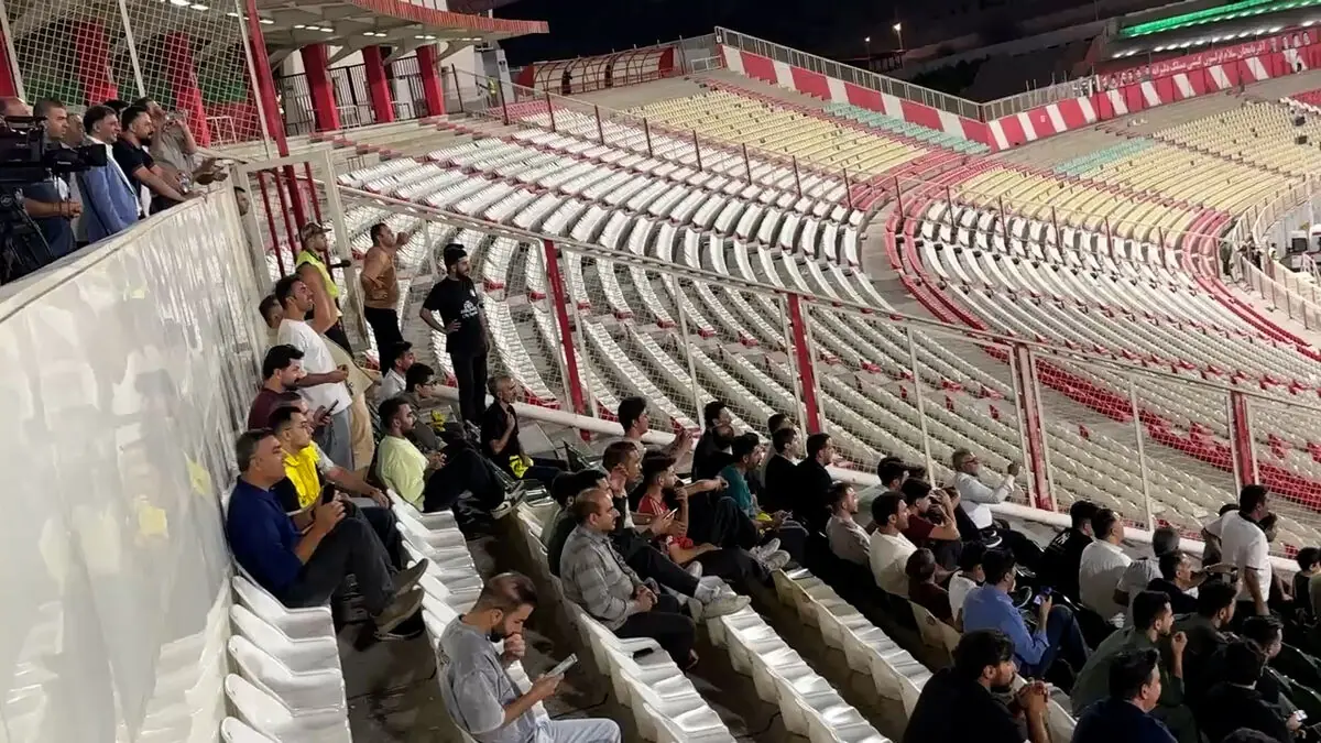  باوجود بدون تماشاگر بودن بازی، حدود یکصد هوادار تراکتور در ورزشگاه حضور دارند!