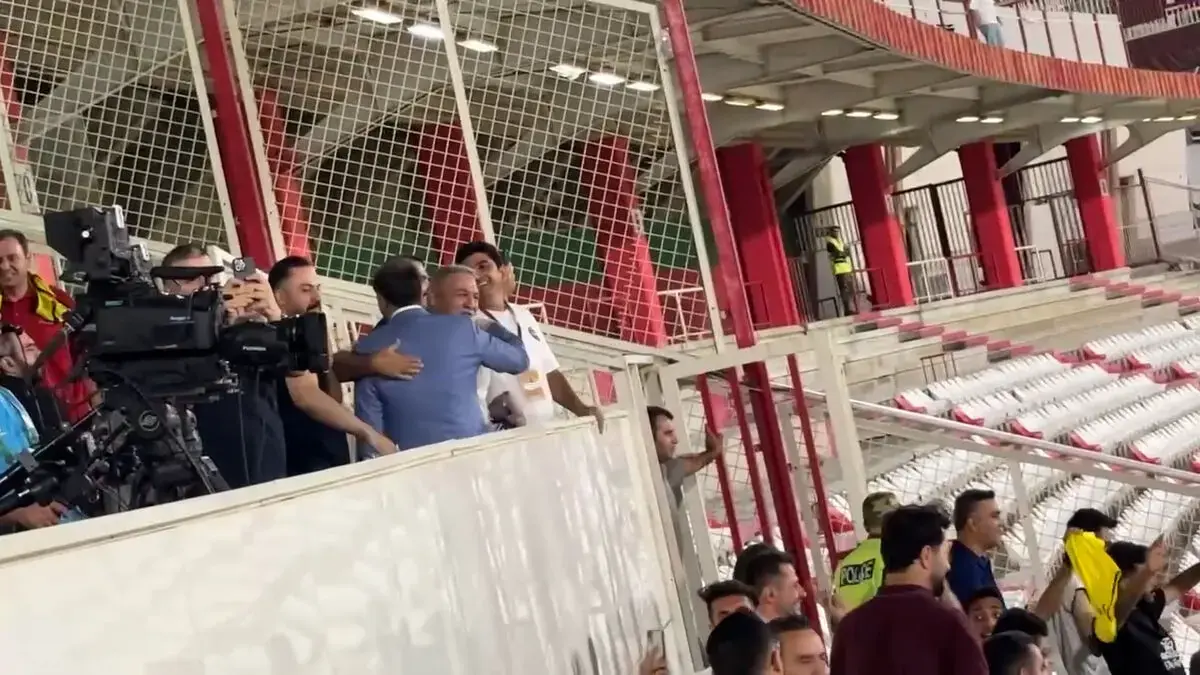  خوشحالی حجت کریمی و هواداران تراکتور بعد از پیروزی مقابل پرسپولیس