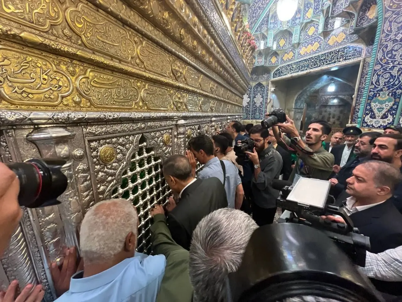 معاون اجرایی رئیسجمهور به زیارت حرم حضرت معصومه(س) رفت | آخرین خبر