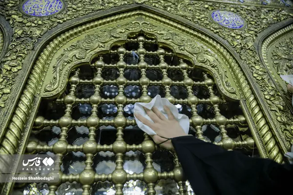 غبارروبی مضجع شریف کریمه اهلبیت(س) توسط اصحاب رسانه | آخرین خبر