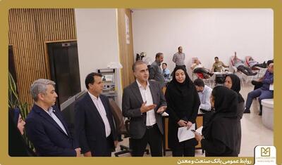 استقرار واحد سیار انتقال خون در بانک صنعت و معدن همزمان با آغاز هفته دولت