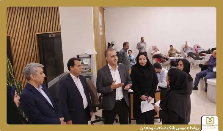 استقرار واحد سیار انتقال خون در بانک صنعت و معدن همزمان با آغاز هفته دولت