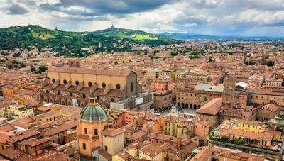 عکسی دیدنی از شهری که تاریخ، علم و غذا را زیر طاقهای سرخ خود جمع کرده است