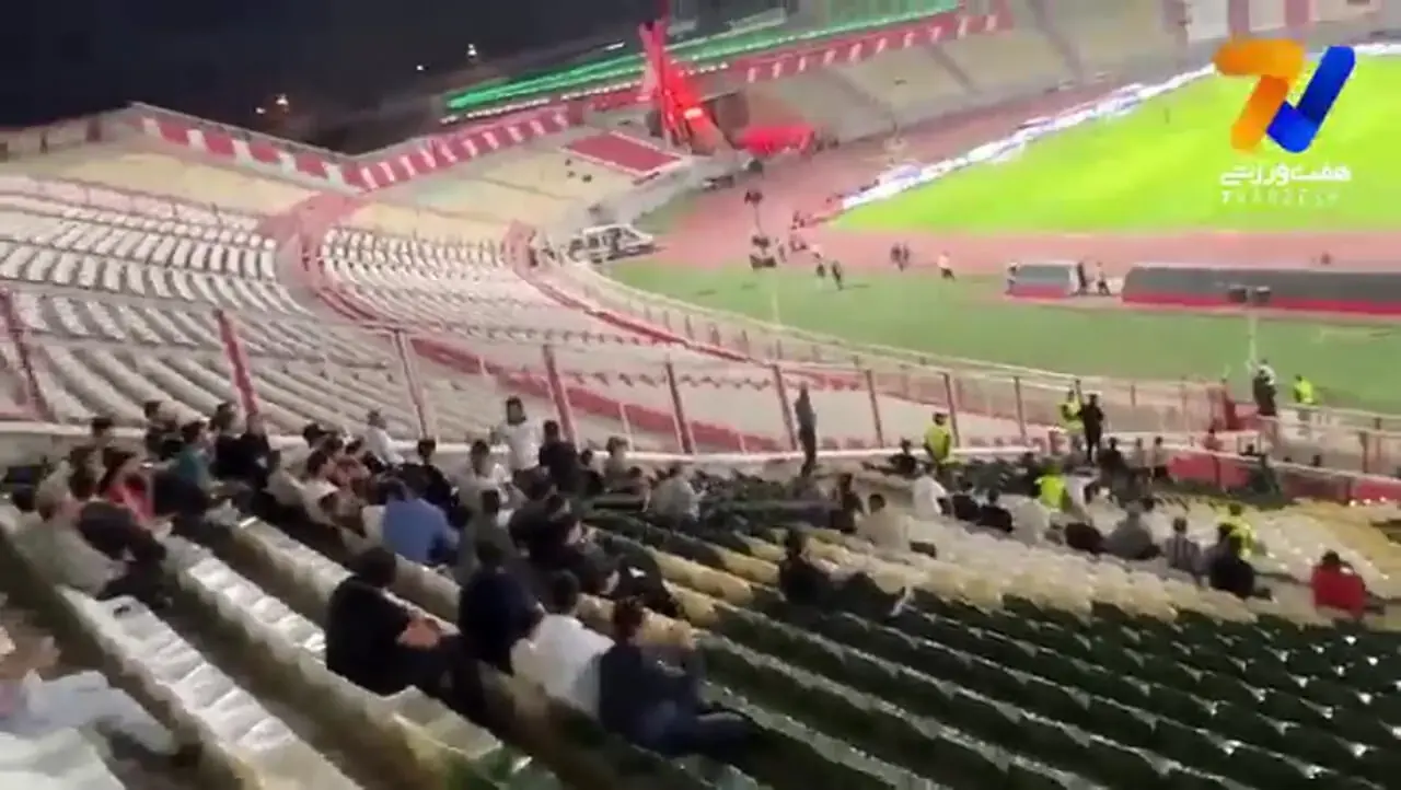 قانونشکنی هواداران تراکتور در بازی با پرسپولیس