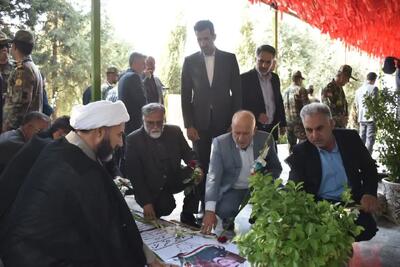 برگزاری آیین عطرافشانی گلزار شهدای خرمآباد به مناسبت هفته دولت