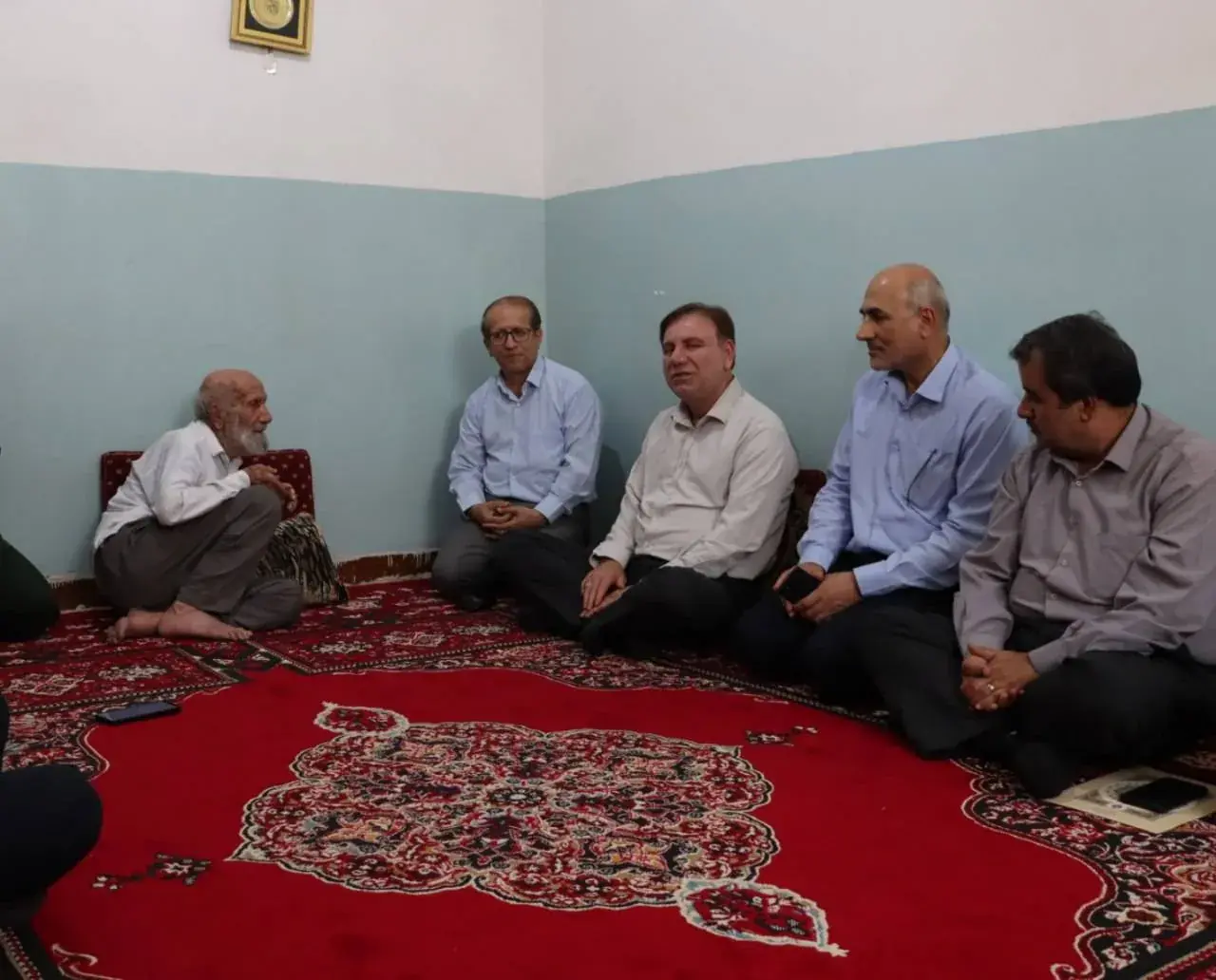 استاندار بوشهر با خانواده شهید ظلینیا در شهرستان دیّر دیدار و گفتوگو کرد
