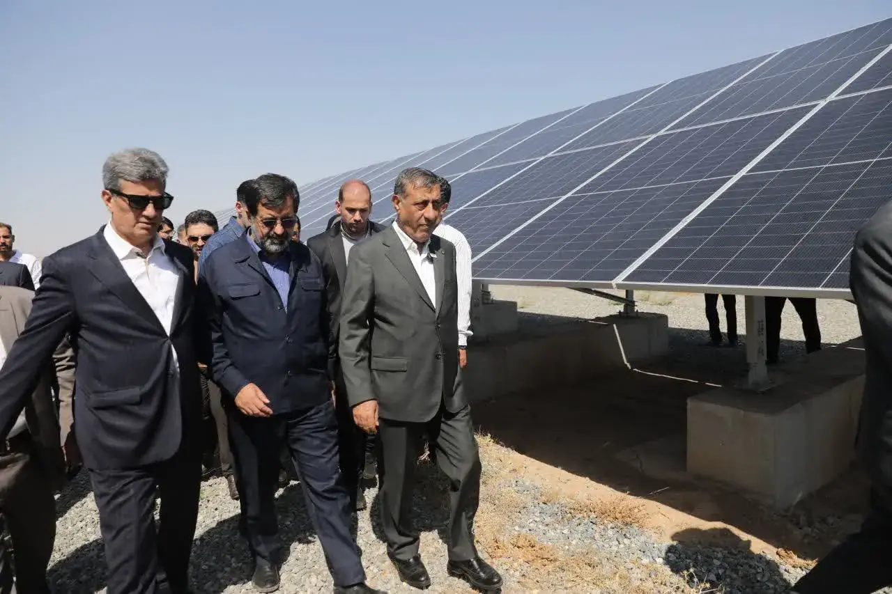 افتتاح ۵ نیروگاه خورشیدی با ظرفیت ۱۵ مگاوات در قم
