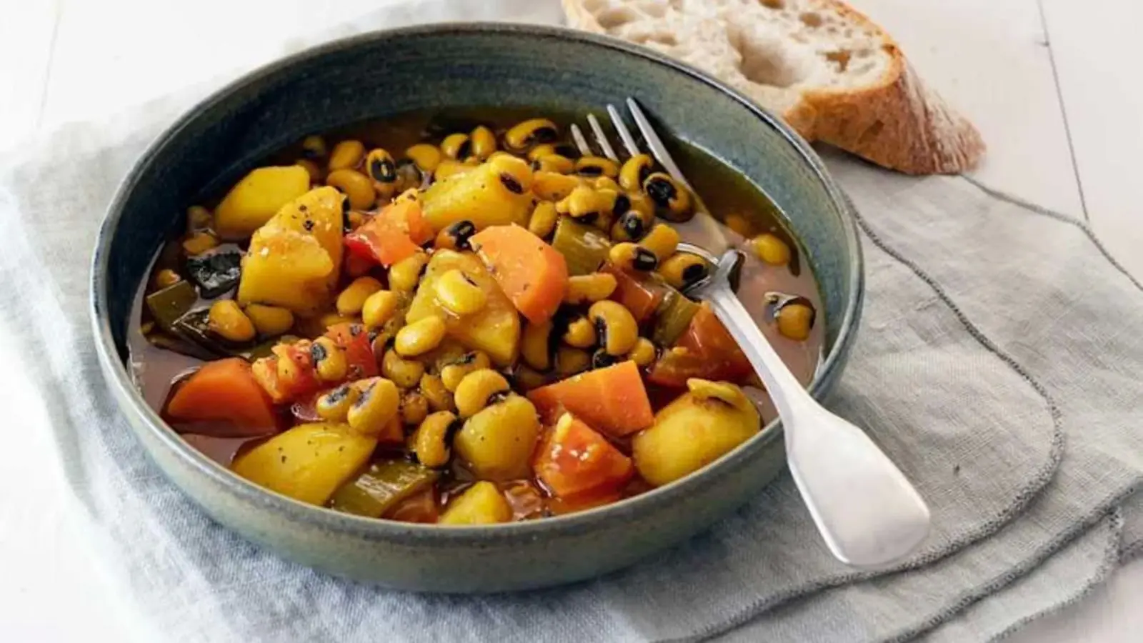 خوراک لوبیا چشم بلبلی با سیب زمینی؛ یک غذای ساده، خوش عطر و سیرکننده برای روزهای شلوغ