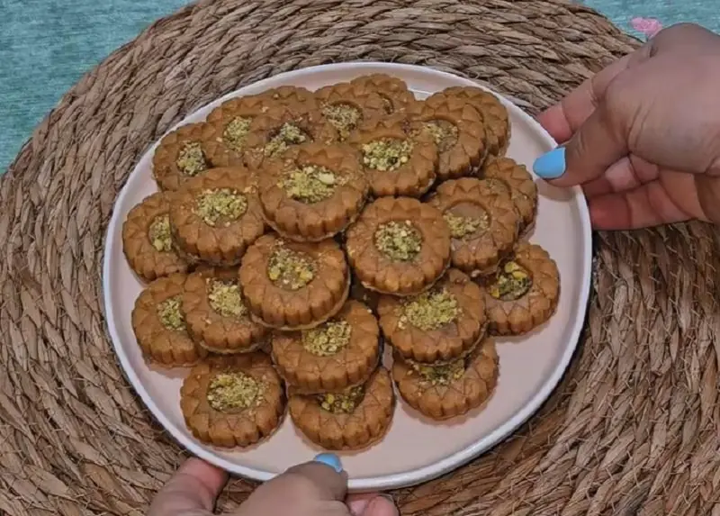 طرز تهیه حلوای مغزدار با خرما و بیسکویت پتی بور