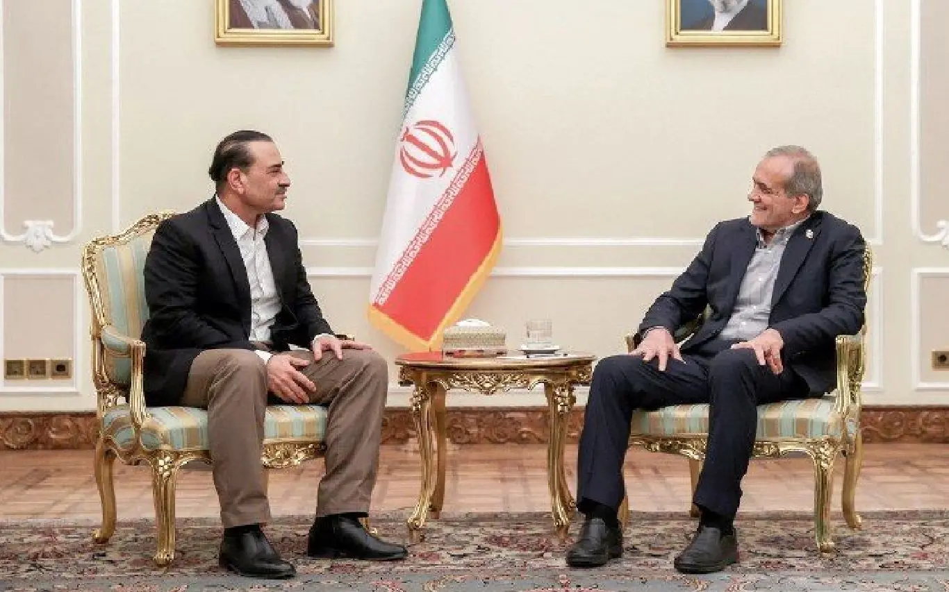  پزشکیان در دیدار با عاصم منیر:  آمریکا باید رویکرد خود در قبال ایران را اصلاح کند؛ زورگویی و قلدری راهگشا نیست