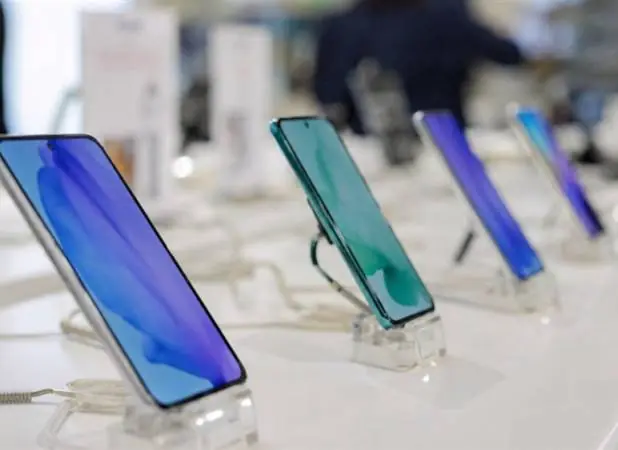 کشف تخلف 6 همتی درحوزه قاچاق تلفن همراه - اکونیوز