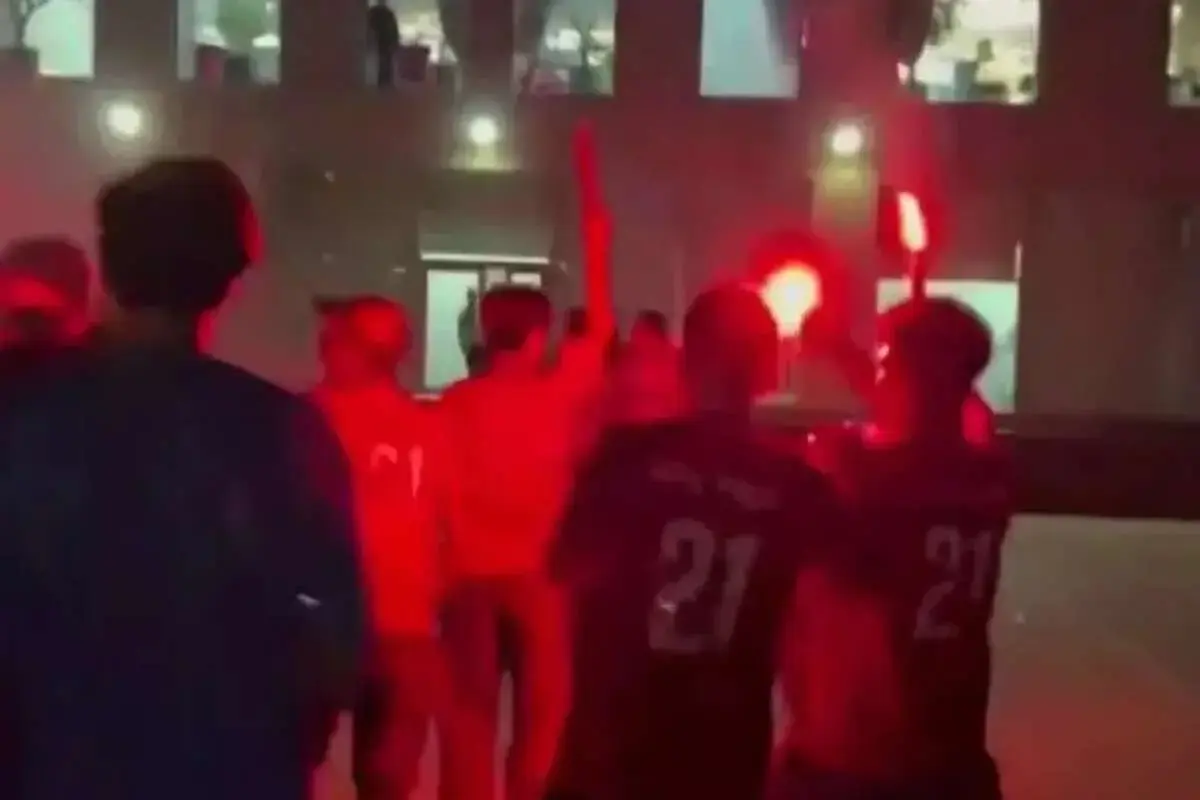 هواداران تراکتور مقابل هتل پرسپولیس چه کردند؟