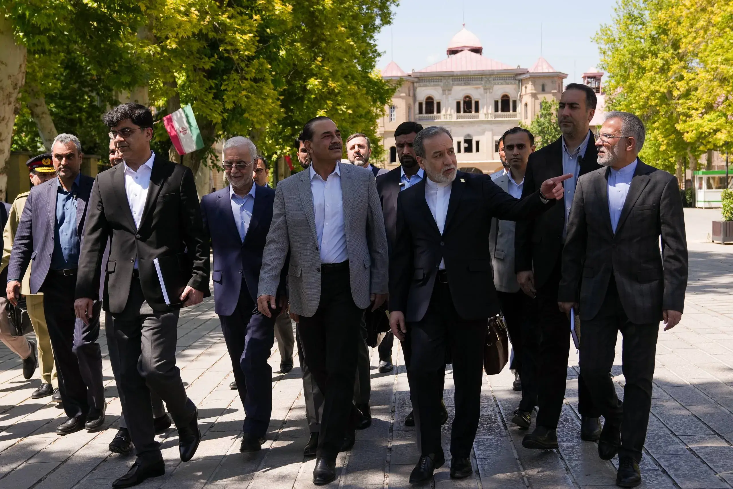 این هفته میتواند برای روابط آمریکا و ایران پیامدهای مهمی داشته باشد/سفر عاصم منیر نشان میدهد که همه طرفها، و بهویژه میانجیها، بهخوبی درک کردهاند که وضعیت کنونی تا چه اندازه بیثبات است / دکترین راهبردی ایران ظاهراً در حال تغییر است / ایران بعید است وضعیت موجود را برای مدت طولانی بپذیرد؛ فعالیتهای شدید دیپلماتیک میانجیهای منطقهای دقیقاً بازتاب همین نگرانی است