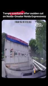 لحظه واژگونی کامیون پس از برخورد با شاسیبلند