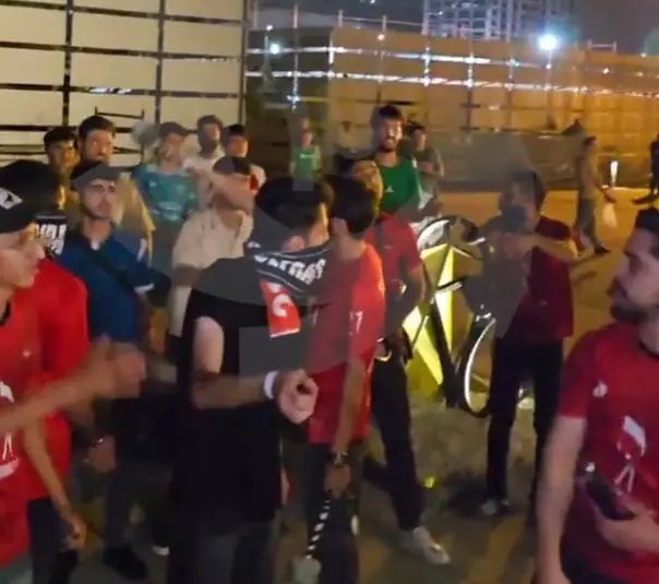 غافلگیری پرسپولیسیها در تبریز؛ تجمع تراکتوریها مقابل هتل!