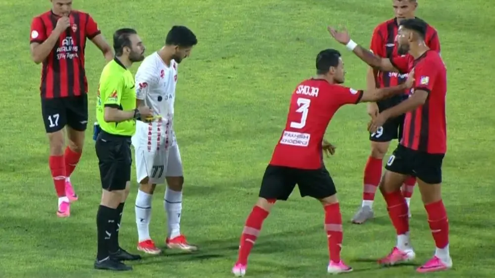  درگیری لفظی مغانلو و خداداد عزیزی با داور بازی تراکتور و پرسپولیس