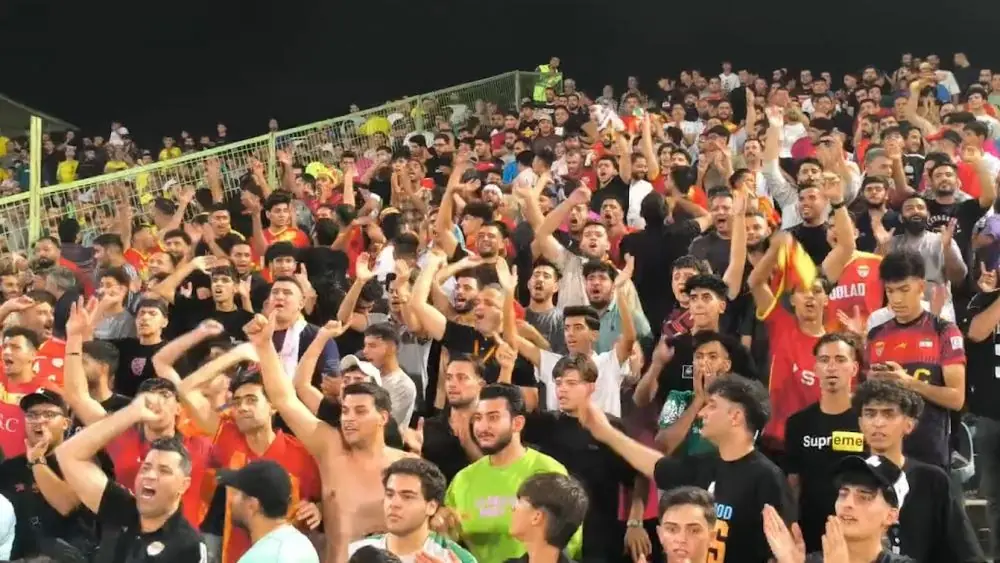  شور و حال هواداران فولاد بعد از به ثمر رسیدن گل اول مقابل صنعت نفت