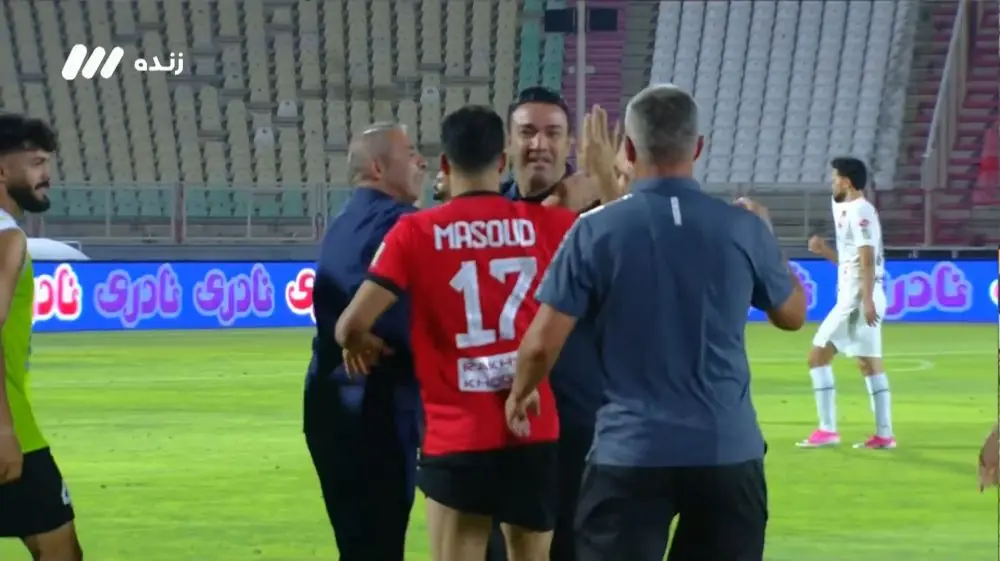  شادی جواد نکونام پس از سوت پایان بازی و برتری تراکتور مقابل پرسپولیس