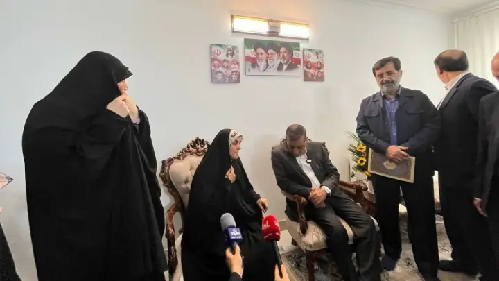 دیدار قائمپناه و استاندار قم با خانواده ۱۱ شهید جنگ تحمیلی