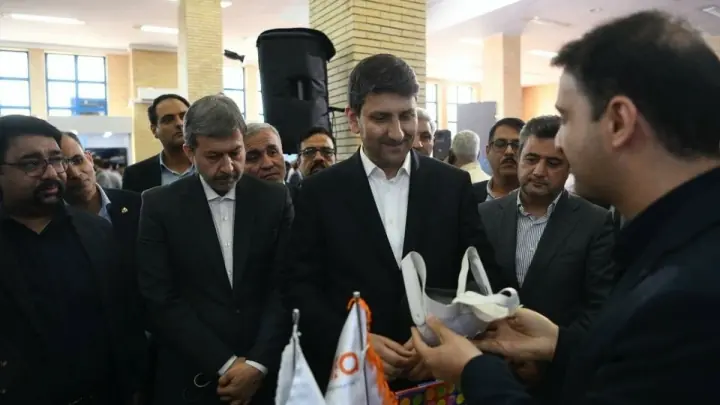 بازدید هاشمی از نمایشگاه توانمندیهای شرکتهای فناور اصفهان