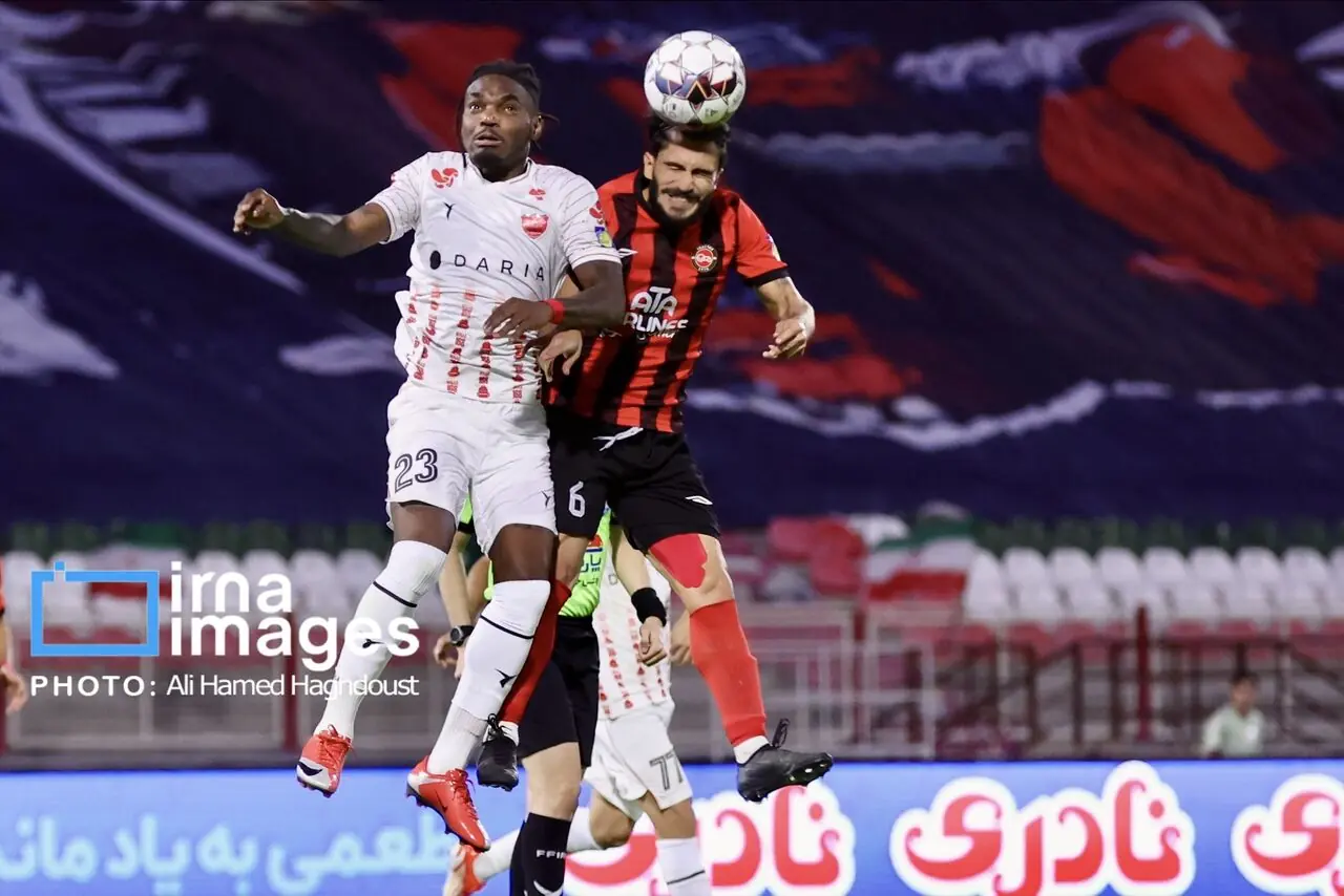 پایان نیمه اول بازی تراکتور و پرسپولیس بدون گل