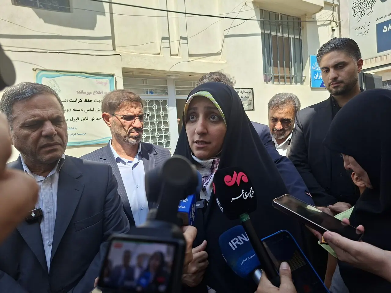 بهروزآذر: دولت از توانمندسازی زنان سرپرست خانوار حمایت میکند